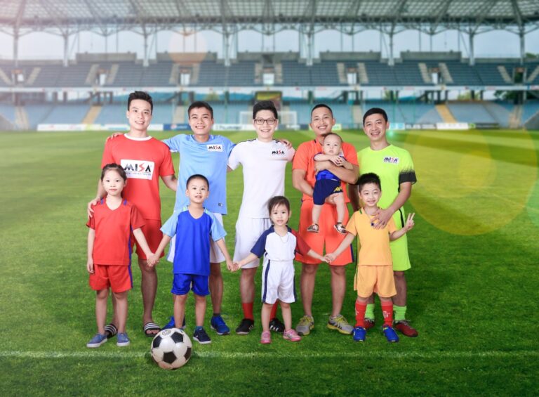 MISA nhí hồn nhiên trong bộ ảnh cổ vũ bố tham gia giải bóng đá nam MISA CUP 2017